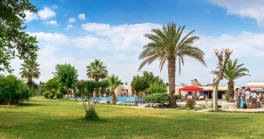 Kayas Restaurant & Bar з терасою та столиками на відкритому повітрі в Памуккале.