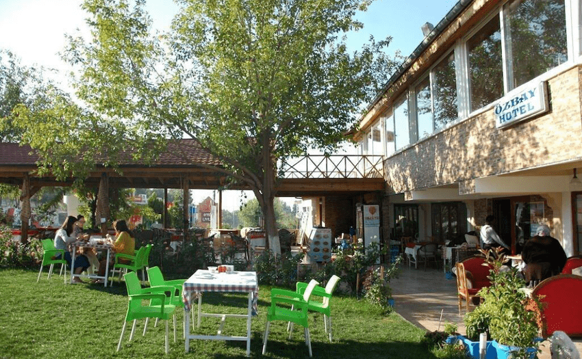 Ozbay Hotel у Памуккале з видом на білі тераси.