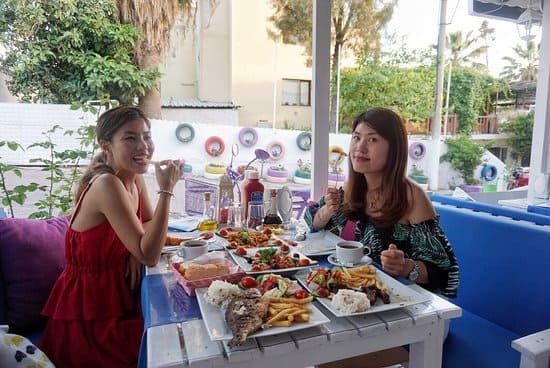 White House Restaurant & Cafe з біло-блакитним інтер’єром і столиками для гостей у Памуккале.