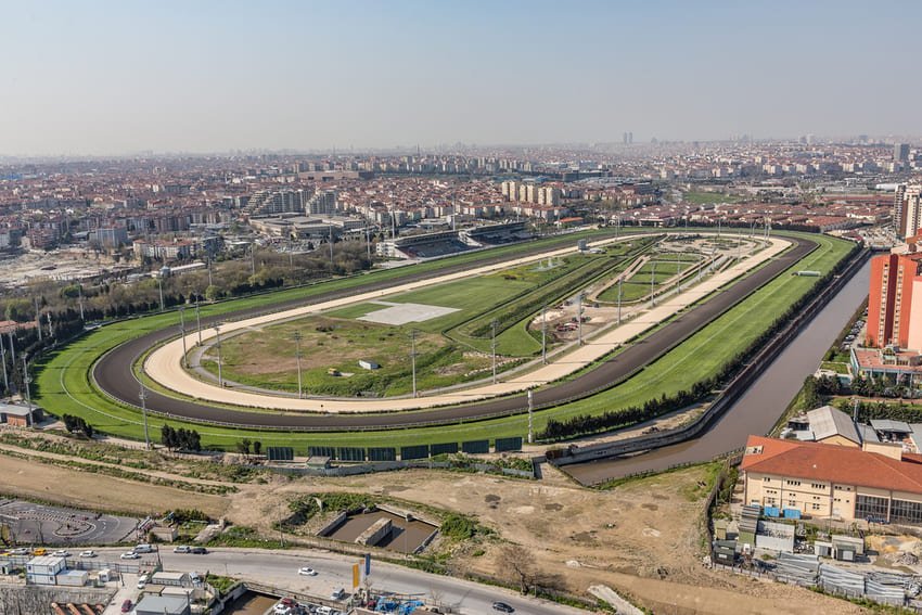 Аерофотозйомка іподрому Веліефенді в Стамбулі: овальна траса, трибуни, зелень та міська забудова навколо.