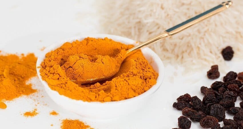 Миска з куркумою (zerdeçal) — спецією, що надає колір десерту з рису zerde, поданому у 1539 році, з рисом і родзинками на задньому плані.