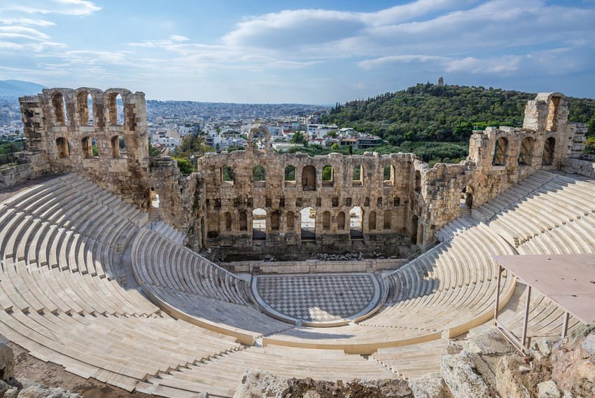 Я дивлюся на Одеон Ефеса — невеликий напівкруглий театр із мармуровими рядами сидінь.