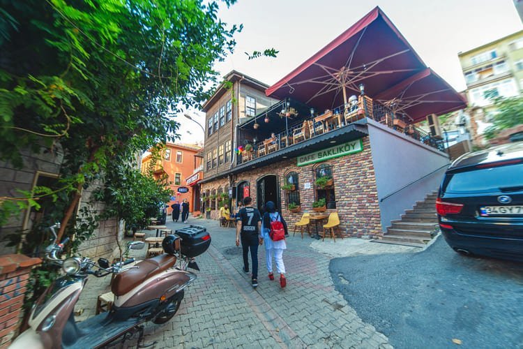 Я йду вуличкою Бакыркьою повз кав’ярню з терасою нагорі — типовий приклад жвавого соціального життя Стамбула.