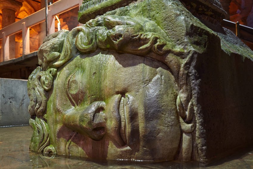 Я роздивляюся мармурову голову Медузи, поставлену догори дриґом як основу колони в Цистерні Базиліки VI століття в Стамбулі.