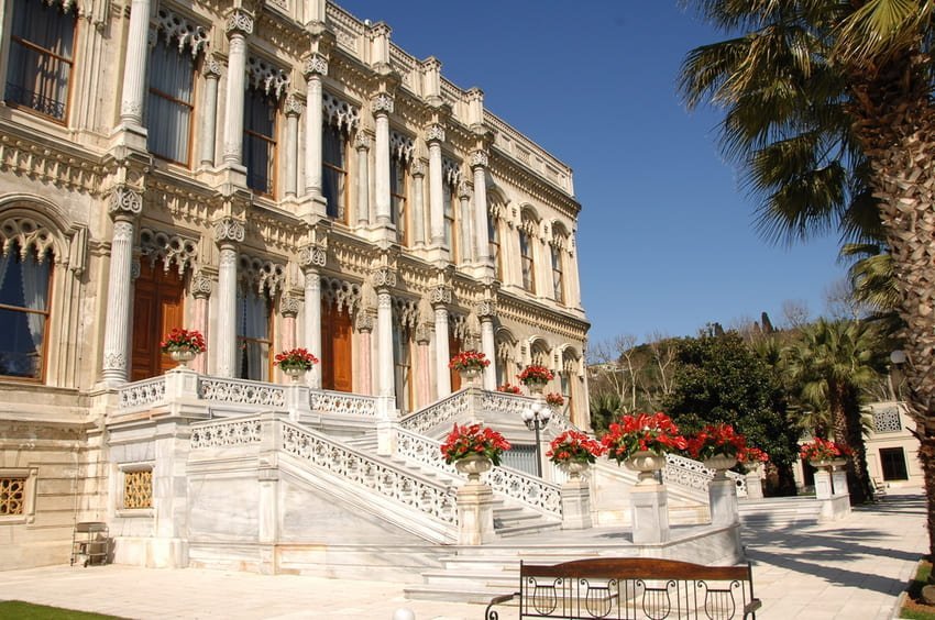 Я стою перед фасадом і білими мармуровими сходами палацу Чираган, збудованого у 1871 році на березі Босфору.