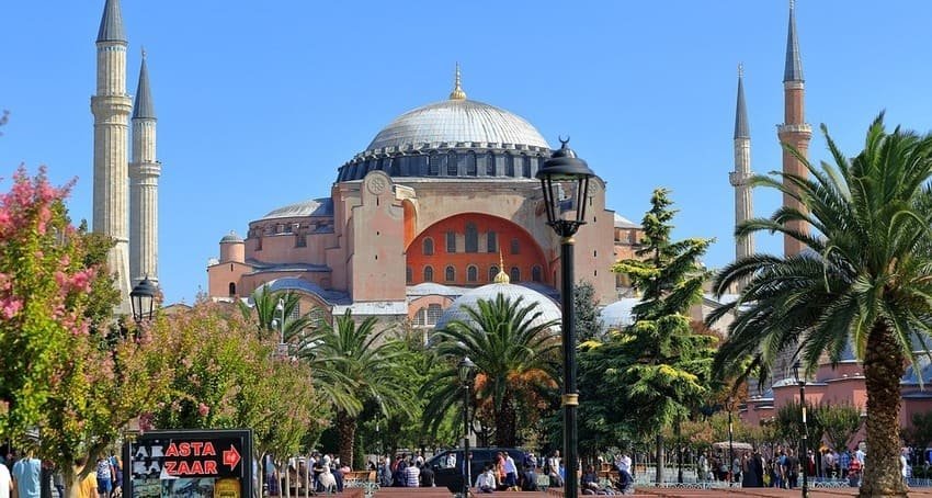 Айя-Софія (Hagia Sophia) у Стамбулі під блакитним небом, пальми, район Султанахмет, літо.
