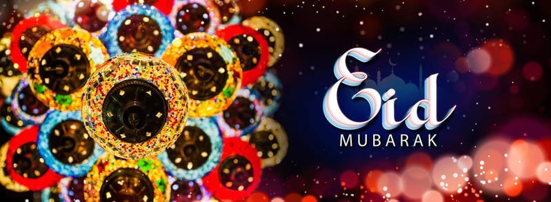 Ліворуч — крупний план турецьких мозаїчних ламп у теплих кольорах, праворуч — напис «Eid Mubarak» на нічному тлі з місяцем і силуетом мечеті