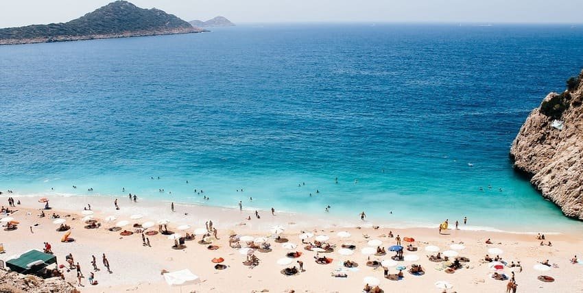 Пляж Капуташ (Kaş): бірюзова вода, білий пісок і парасольки, Туреччина.