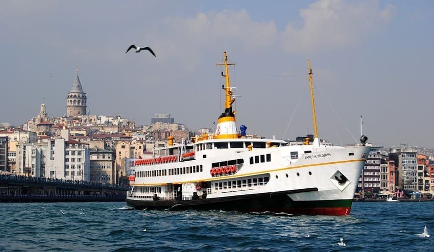 Пором Vapur на Босфорі в Стамбулі