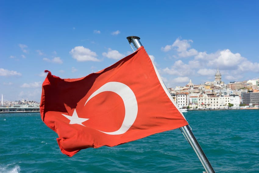 Турецький прапор майорить над водами Босфору на човні в Стамбулі.